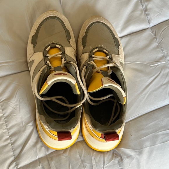 Michael Kors sports shoes - platform style with gold arch trimming - Picture 2 of 6